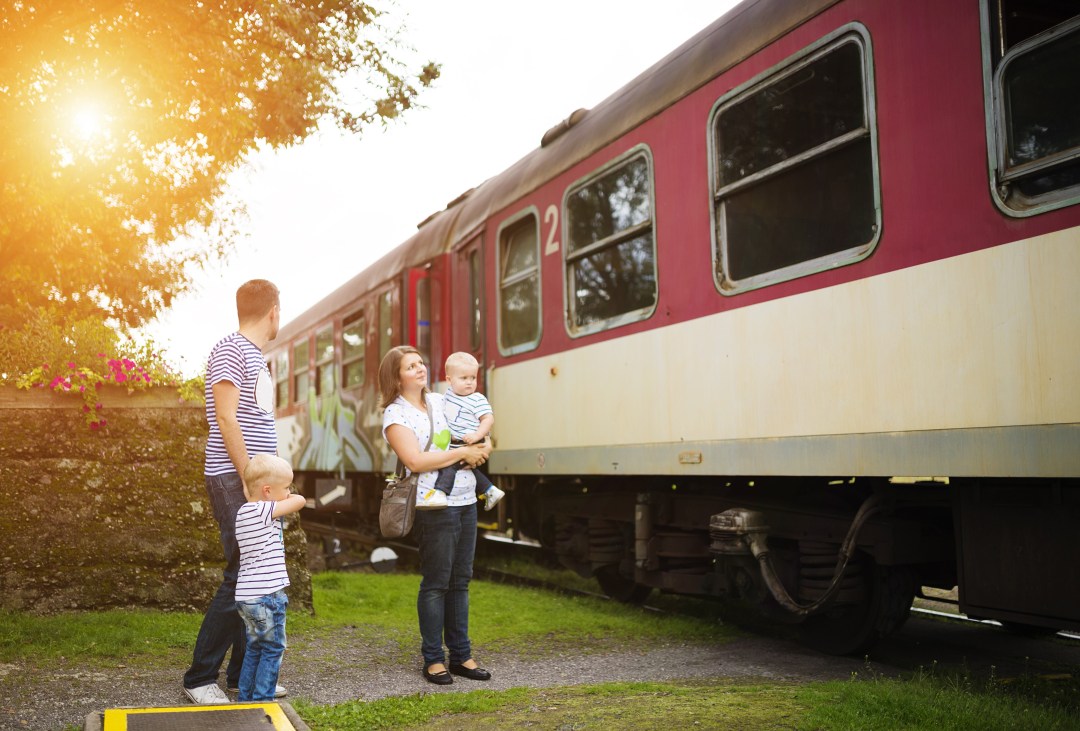 graphicstock-family-with-two-sons-at-the-train-station_S0FkVD6Wb